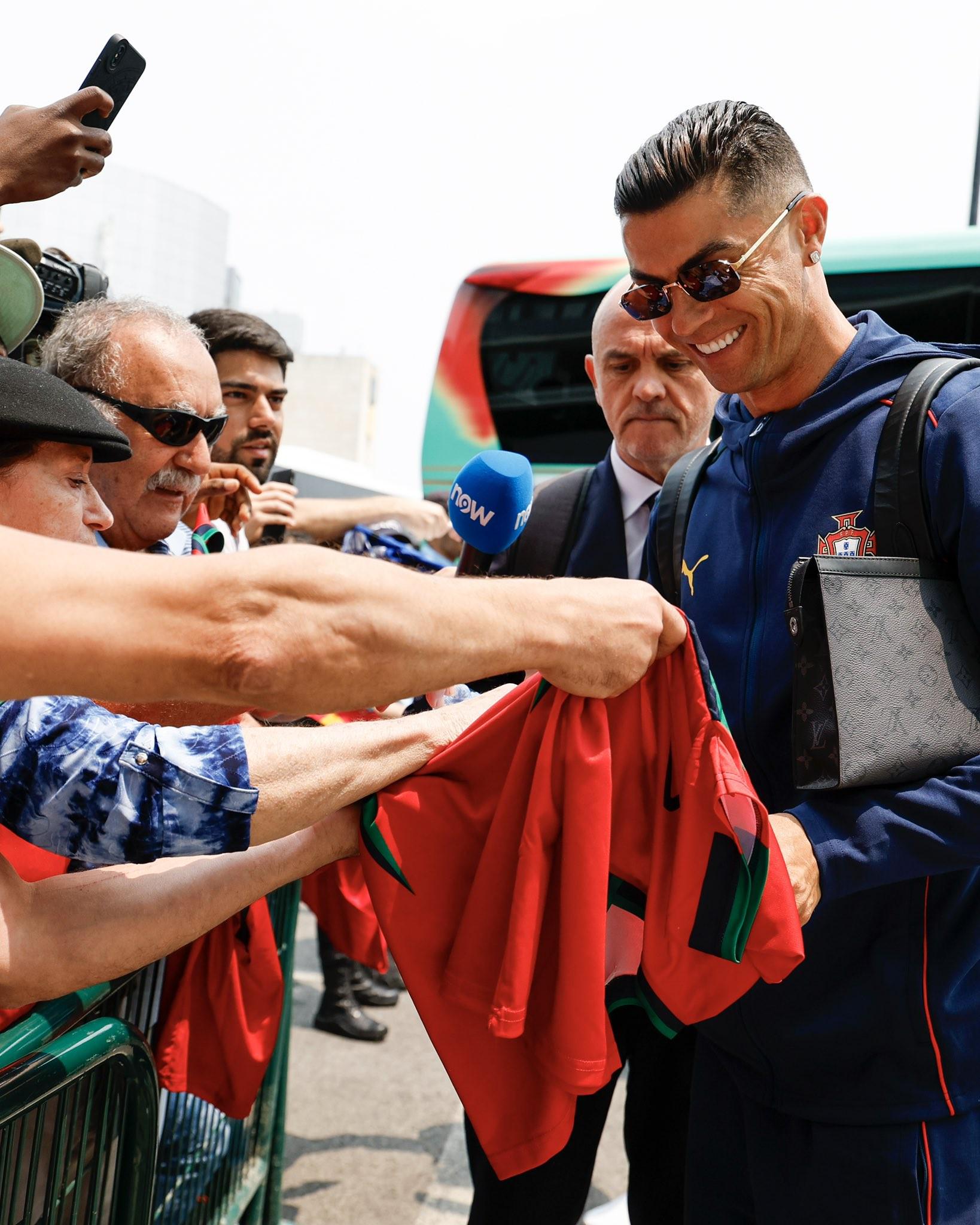 雷火电竞入驻-足球赛事现场气氛热烈，球迷互动频频