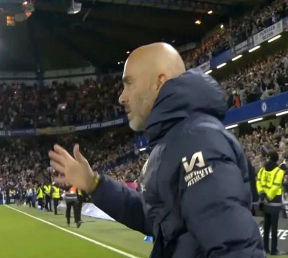 曼联在英超比赛中获胜,争冠形势激烈 曼联在英超比赛中获胜,争冠形势激烈