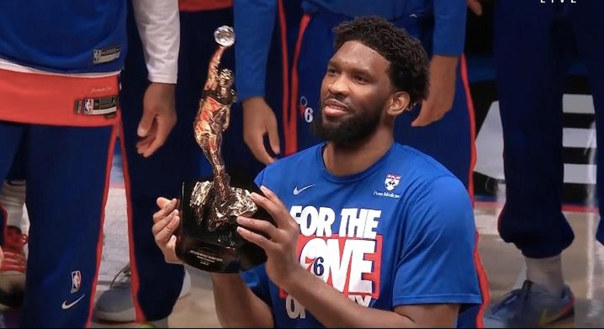 雷火电竞下载-包含球队球员收到年度MVP奖杯的词条