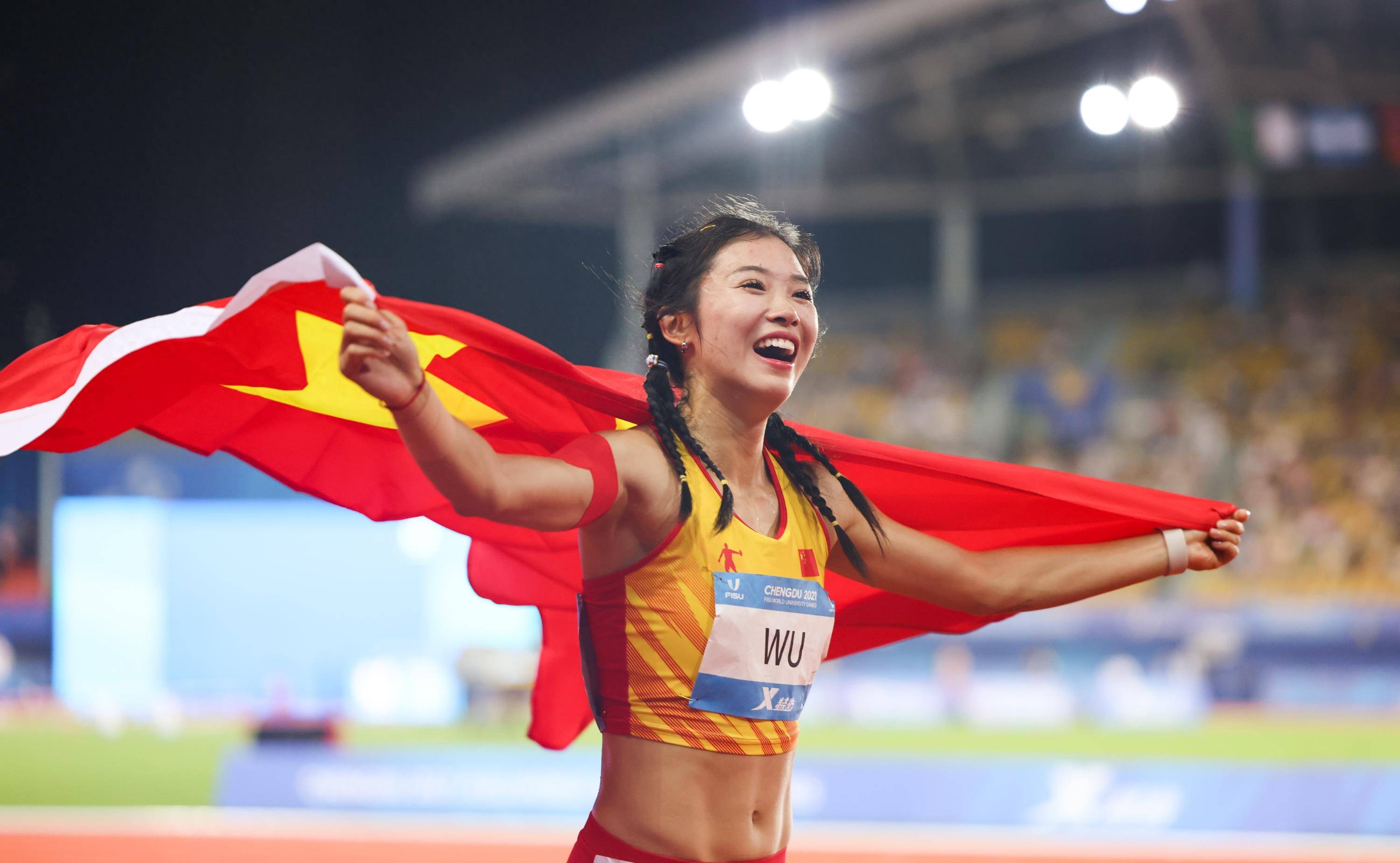 雷火电竞官网-运动员在比赛中勇往直前，不负韶华