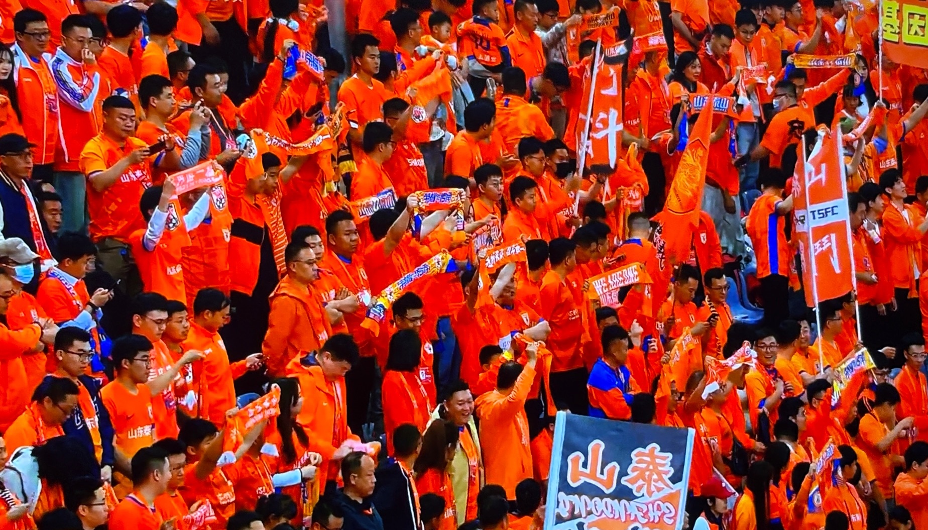 雷火电竞简介-客场比赛面对球迷压力，球队士气高昂