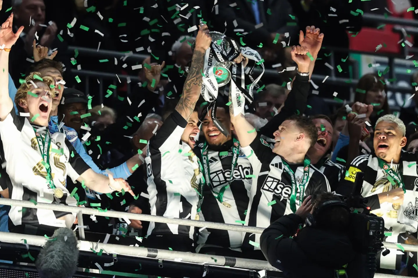 雷火电竞亚洲先驱-英格兰碾压利物浦，莱万点燃赛场