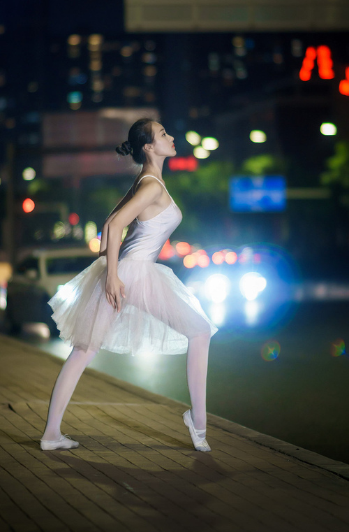 红牛奔腾，巴雷拉破瑞典防线—莱比锡欧冠之战纪实